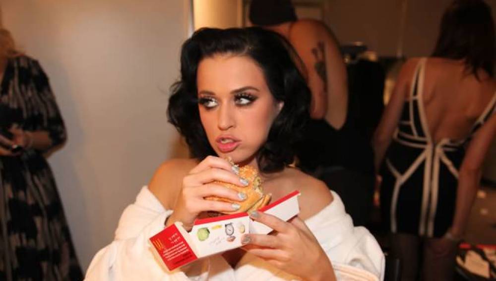 Katy Perry no puede evitar comerse una hamburguesa