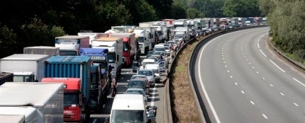 Un grupo de camioneros franceses del distrito de Nord-Pas de Calais bloquea una carretera durante una manifestaci&oacute;n en las afueras de Lille