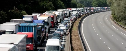 Un grupo de camioneros franceses del distrito de Nord-Pas de Calais bloquea una carretera durante una manifestación en las afueras de Lille Un grupo de camioneros franceses del distrito de Nord-Pas de Calais bloquea una carretera durante una manifestación en las afueras de Lille