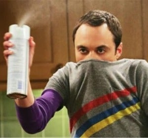 Sheldon con un ambientador Sheldon con un ambientador