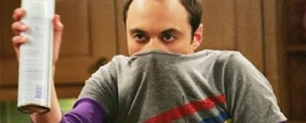 Sheldon con un ambientador Sheldon con un ambientador