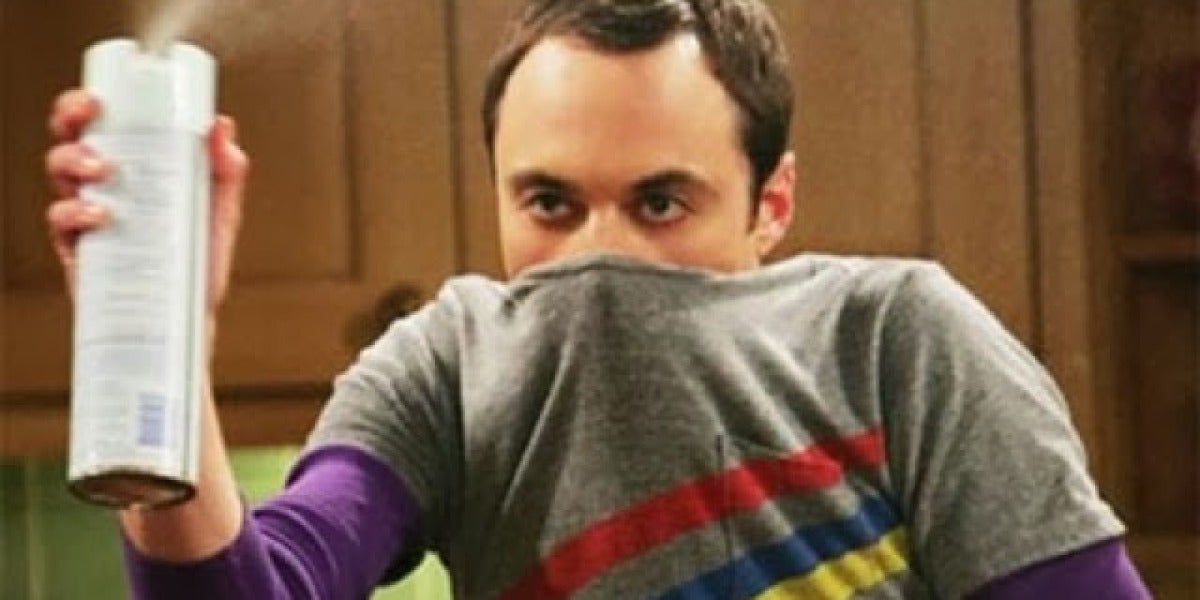 Sheldon con un ambientador