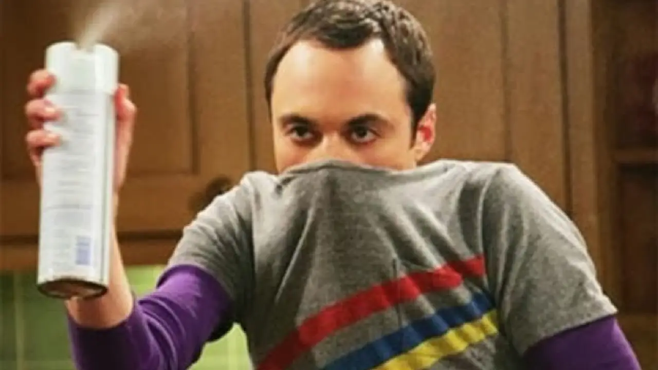Sheldon con un ambientador Sheldon con un ambientador