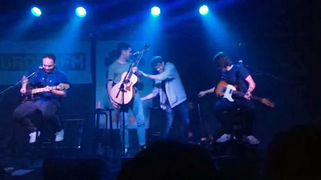 Un espont&aacute;neo irrumpe en el escenario del showcase de SupersubmarinaUn espont&aacute;neo irrumpe en el escenario del showcase de Supersubmarina