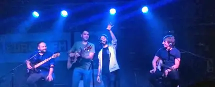 Un fan irrumpe en el escenario en el showcase de Supersubmarina en Málaga Un fan irrumpe en el escenario en el showcase de Supersubmarina en Málaga