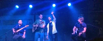Un fan irrumpe en el escenario en el showcase de Supersubmarina en Málaga Un fan irrumpe en el escenario en el showcase de Supersubmarina en Málaga