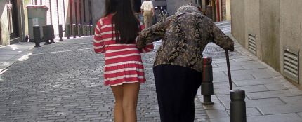 Abuela y nieta paseando