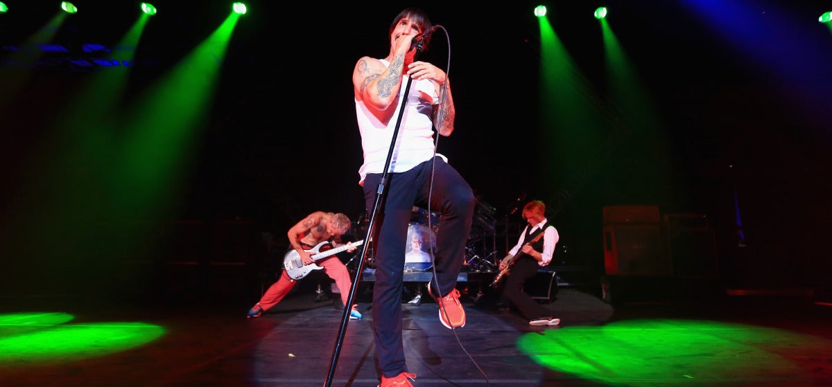 Red Hot Chili Peppers durante su actuación en el programa de Mark Cuban en AXS TV en febrero de 2016