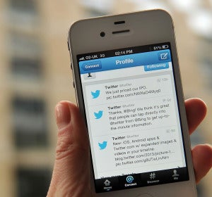 Pantalla de un iPhone con una conversación de Twitter Pantalla de un iPhone con una conversación de Twitter