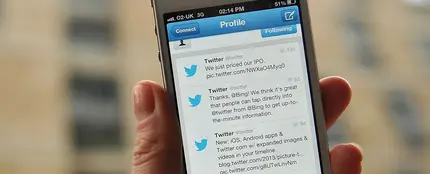 Pantalla de un iPhone con una conversación de Twitter Pantalla de un iPhone con una conversación de Twitter