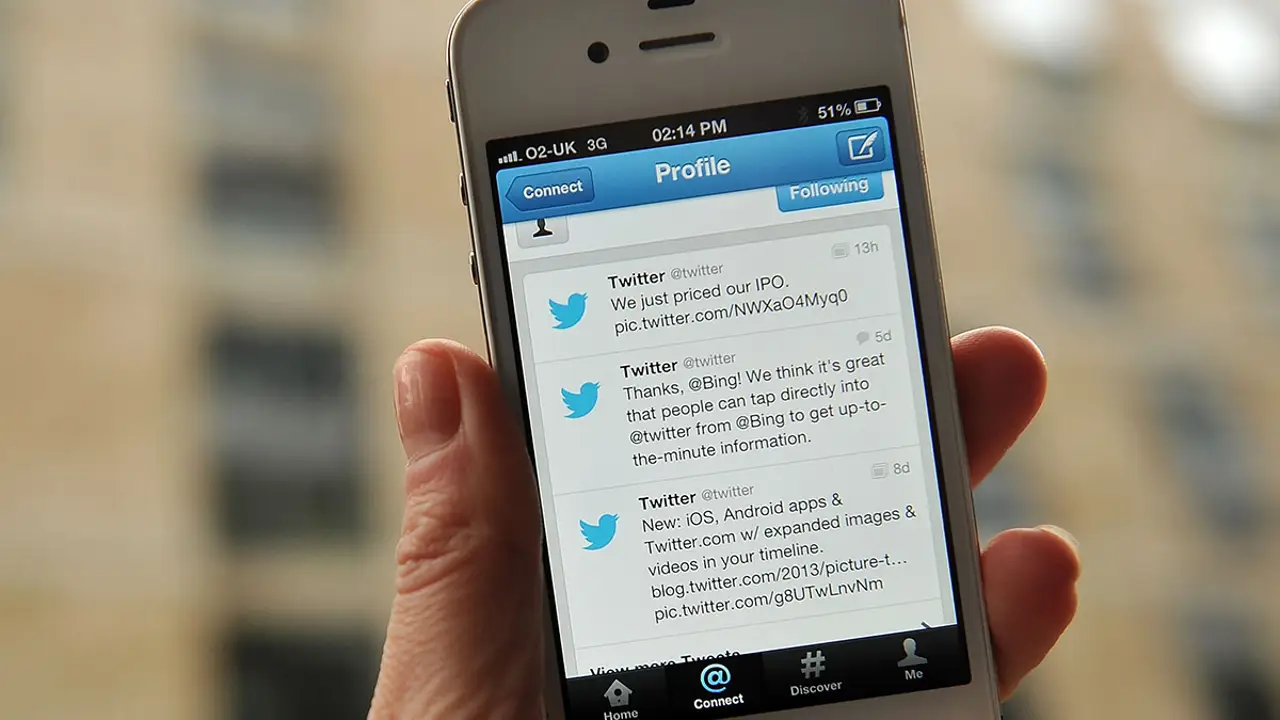 Pantalla de un iPhone con una conversación de Twitter Pantalla de un iPhone con una conversación de Twitter