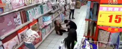 Una mujer es poseída en un supermercado Una mujer es poseída en un supermercado