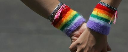Una pareja gay pasea de la mano