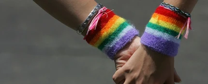 Una pareja gay pasea de la mano Una pareja gay pasea de la mano