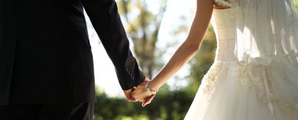 Dos novios cogidos de la mano Dos novios cogidos de la mano