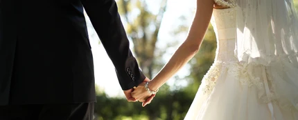 Dos novios cogidos de la mano Dos novios cogidos de la mano