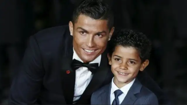 Cristiano Ronaldo posa junto a su hijo Cristiano Jr.