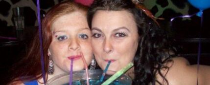 Madre e hija saliendo de fiesta juntas
