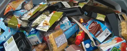 Comida que aún no ha caducado acaba en la basura Comida que aún no ha caducado acaba en la basura