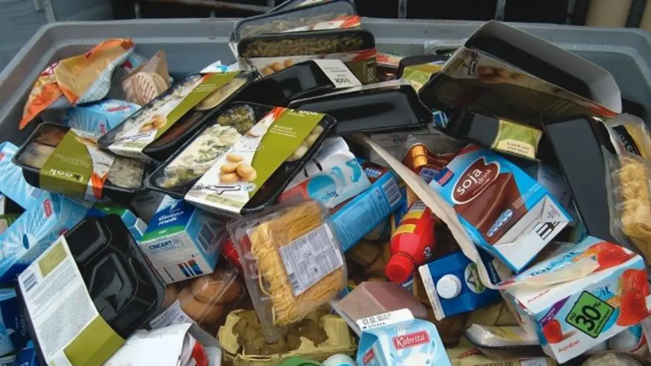Comida que aún no ha caducado acaba en la basura Comida que aún no ha caducado acaba en la basura