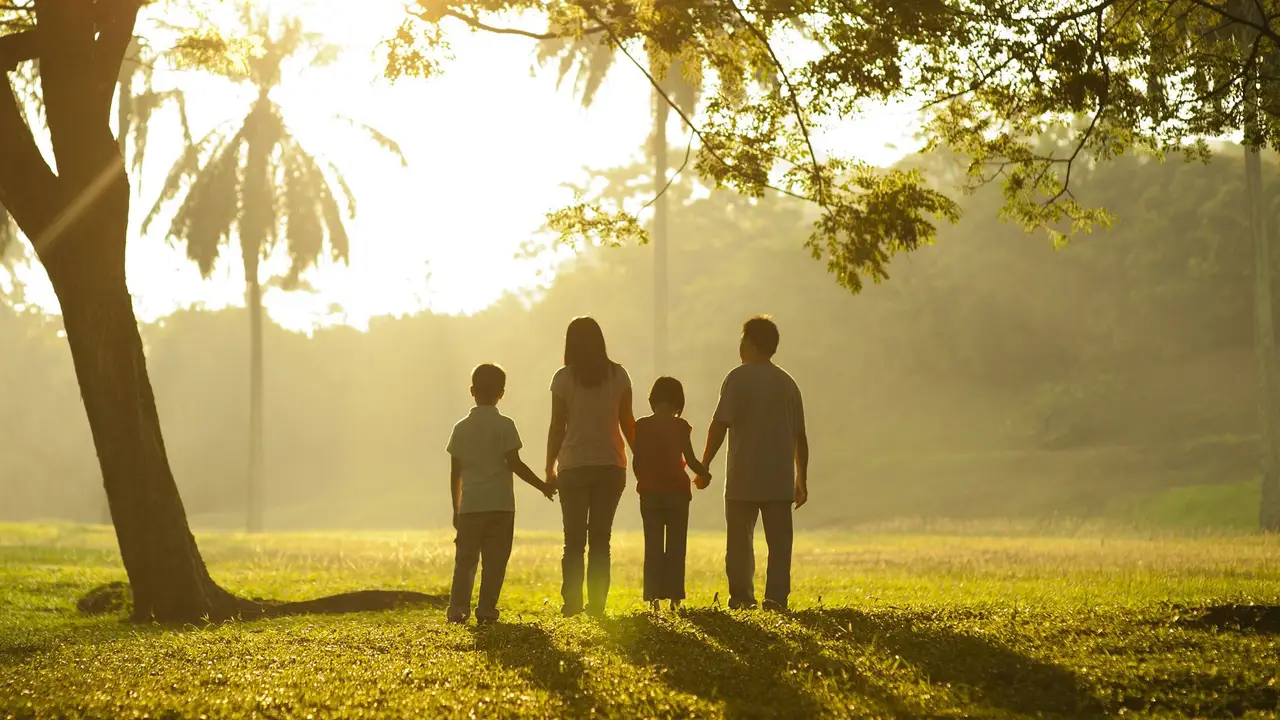 Una familia de espaldas Una familia de espaldas