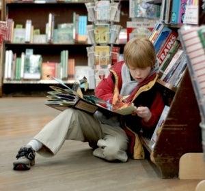 Niño leyendo Niño leyendo