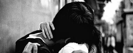 Abrazo entre dos personas Abrazo entre dos personas