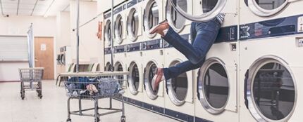 Mujer en la lavander&iacute;a