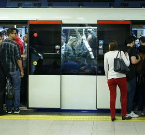 Un vagón del metro de Madrid atestado de gente. Un vagón del metro de Madrid atestado de gente.