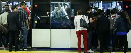 Un vagón del metro de Madrid atestado de gente. Un vagón del metro de Madrid atestado de gente.