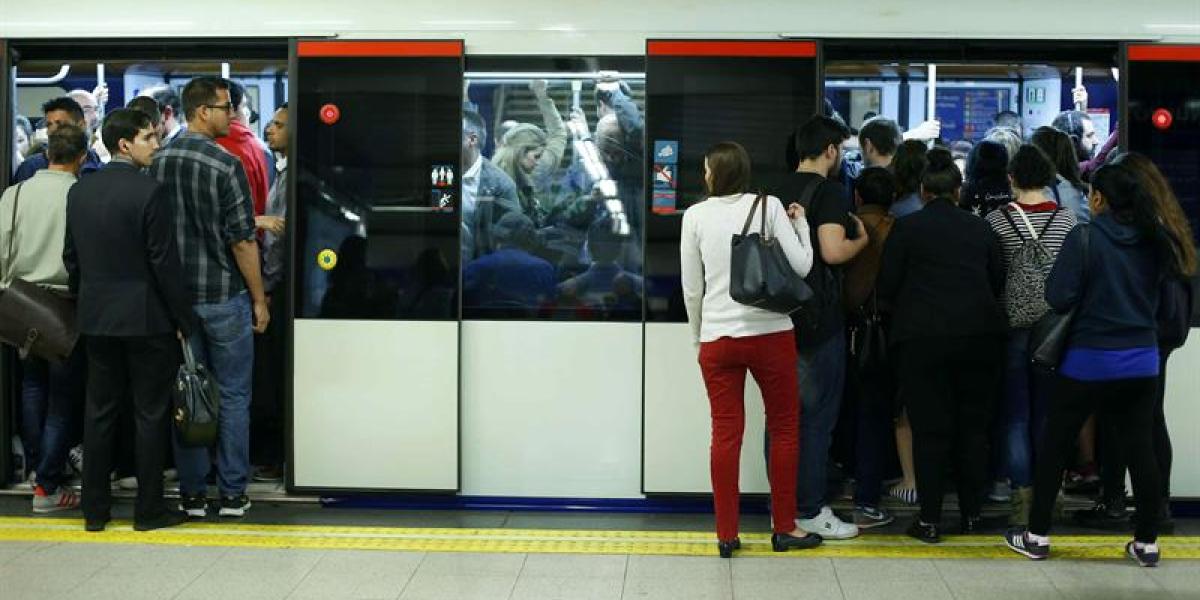 Un vagón del metro de Madrid atestado de gente.