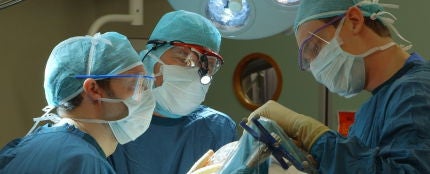 Médicos operando Médicos operando