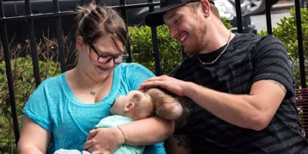 El pequeño Betley con sus padres.