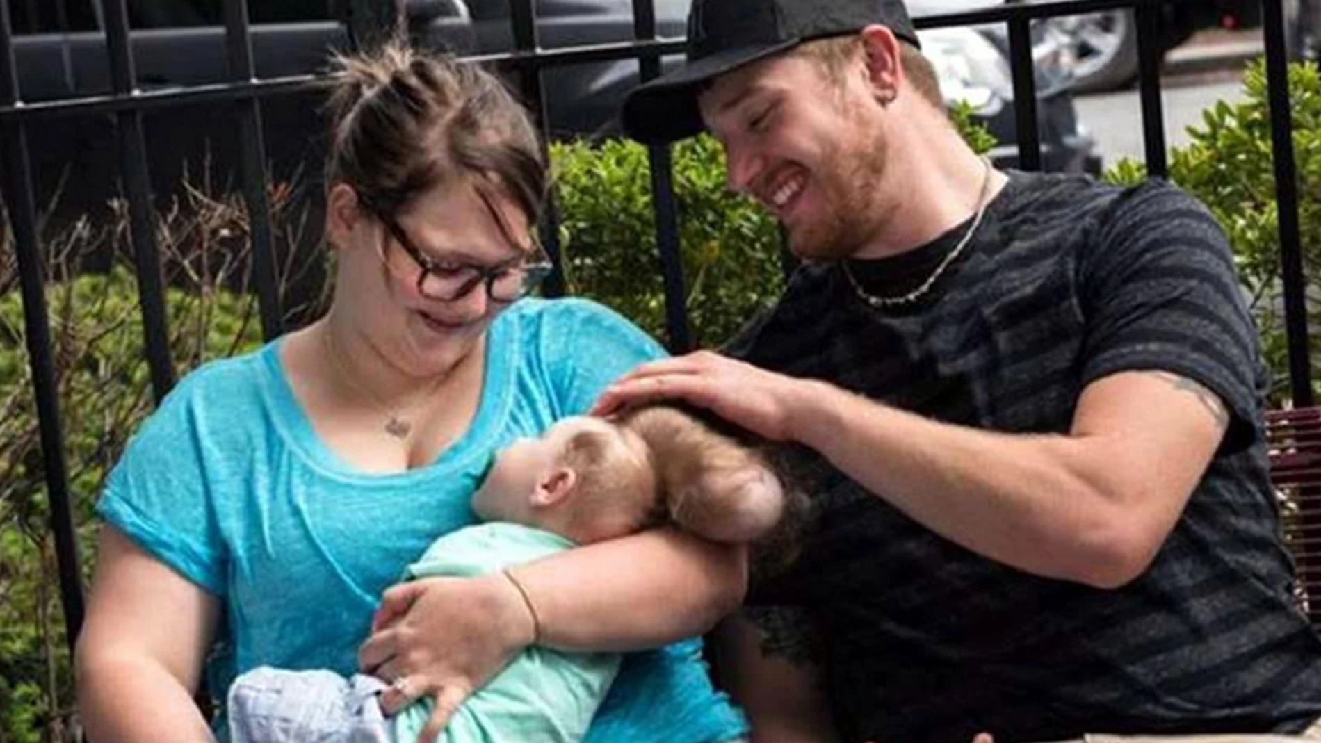 El pequeño Betley con sus padres. El pequeño Betley con sus padres.