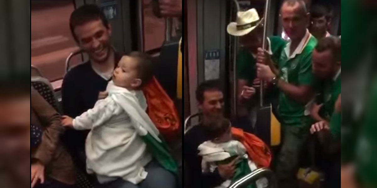 Aficionados irlandeses cantan una nana a un bebé