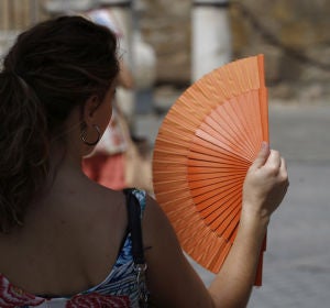 Una mujer con un abanico Una mujer con un abanico