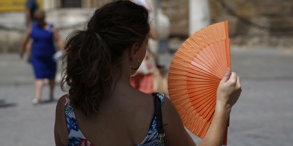 Una mujer con un abanico