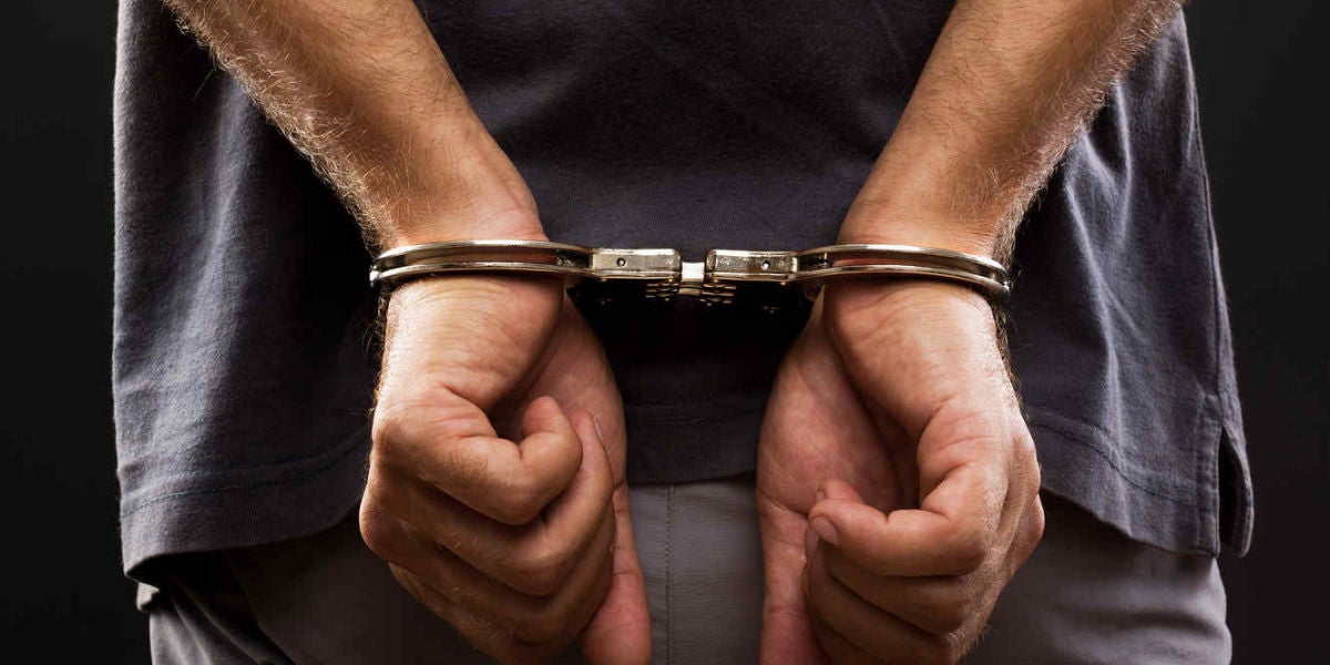 Hombre arrestado con unas esposas