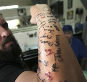 Robb Nash se ha tatuado el nombre de los 120 jóvenes a los que ha salvado Robb Nash se ha tatuado el nombre de los 120 jóvenes a los que ha salvado