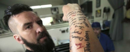 Robb Nash se ha tatuado el nombre de los 120 jóvenes a los que ha salvado