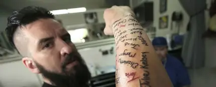 Robb Nash se ha tatuado el nombre de los 120 jóvenes a los que ha salvado Robb Nash se ha tatuado el nombre de los 120 jóvenes a los que ha salvado