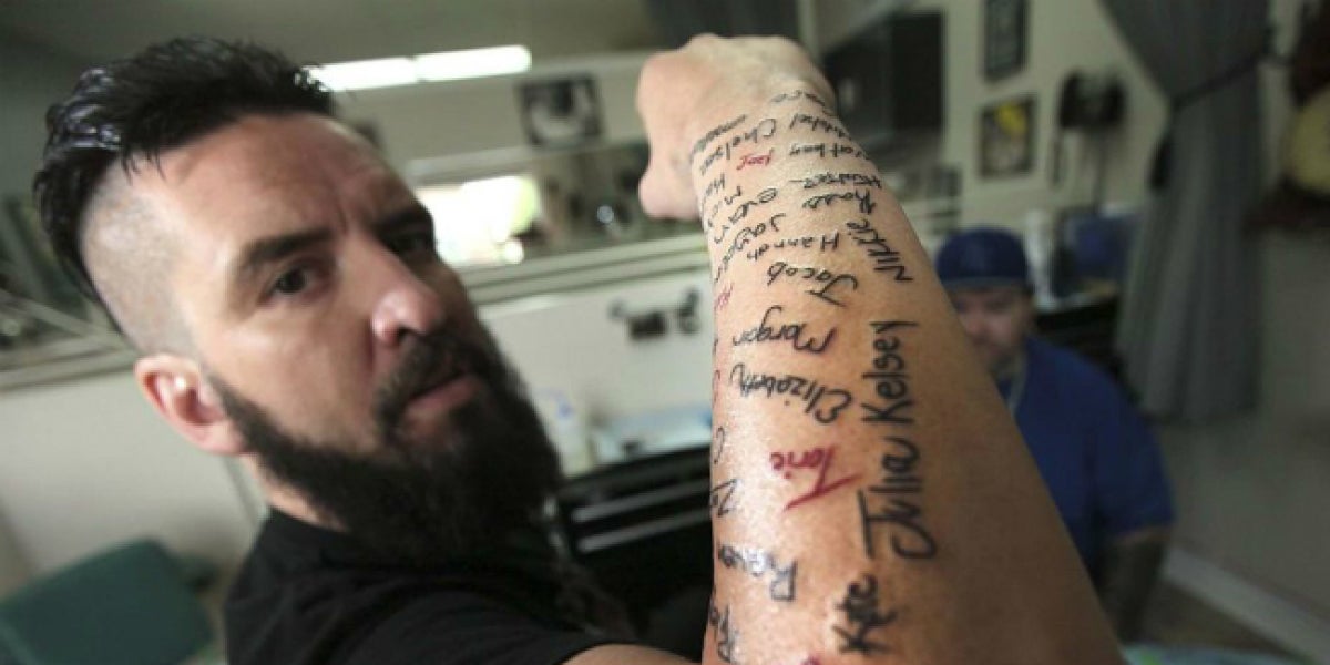 Robb Nash se ha tatuado el nombre de los 120 jóvenes a los que ha salvado