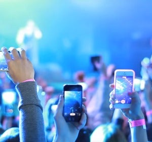 Smartphones grabando en un concierto Smartphones grabando en un concierto