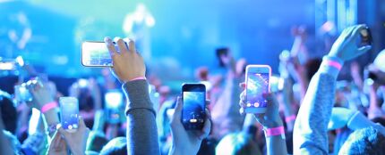 Smartphones grabando en un concierto