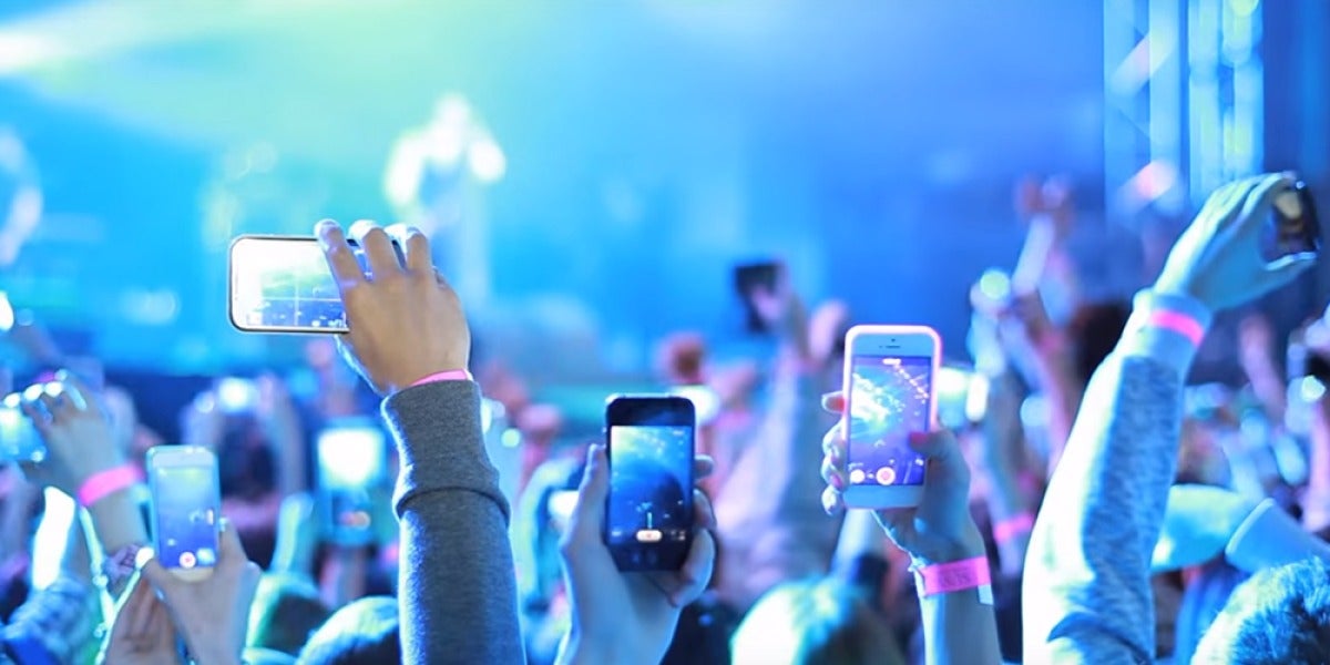 Smartphones grabando en un concierto