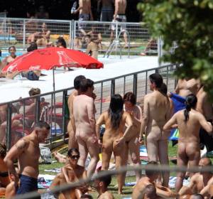 Naturistas bañándose en una piscina municipal Naturistas bañándose en una piscina municipal