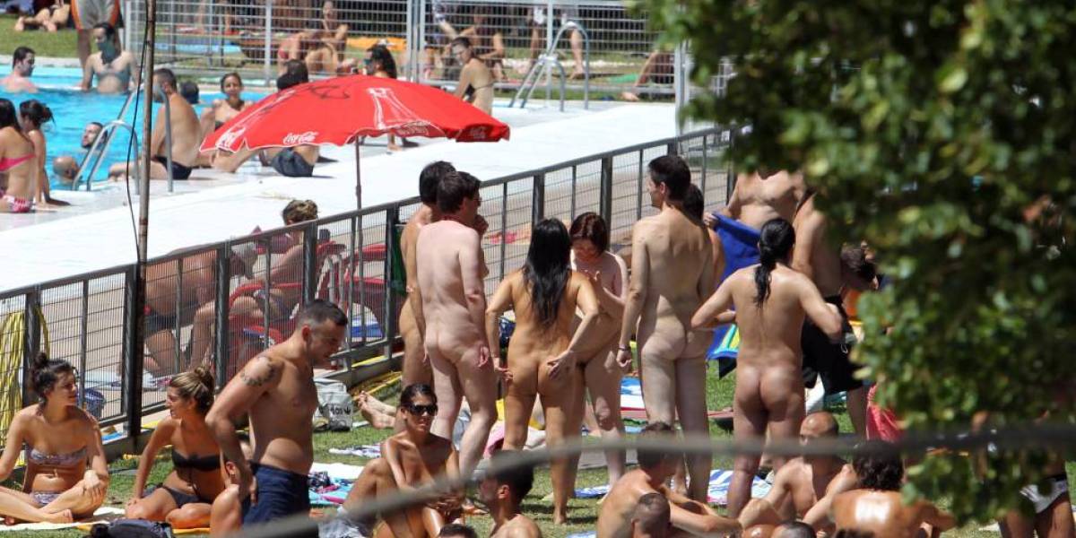 Naturistas bañándose en una piscina municipal