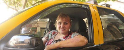 mujer taxista