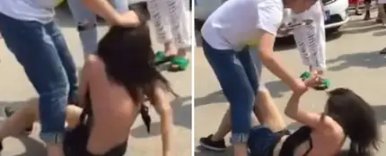 Varias mujeres agreden y desnudan a una china en plena calle acusada de ser la amante del marido de una de ellas Varias mujeres agreden y desnudan a una china en plena calle acusada de ser la amante del marido de una de ellas