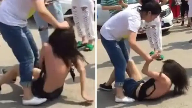 Varias mujeres agreden y desnudan a una china en plena calle acusada de ser la amante del marido de una de ellas